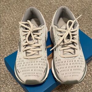 Brooks Ghost 13 sneakers. 6